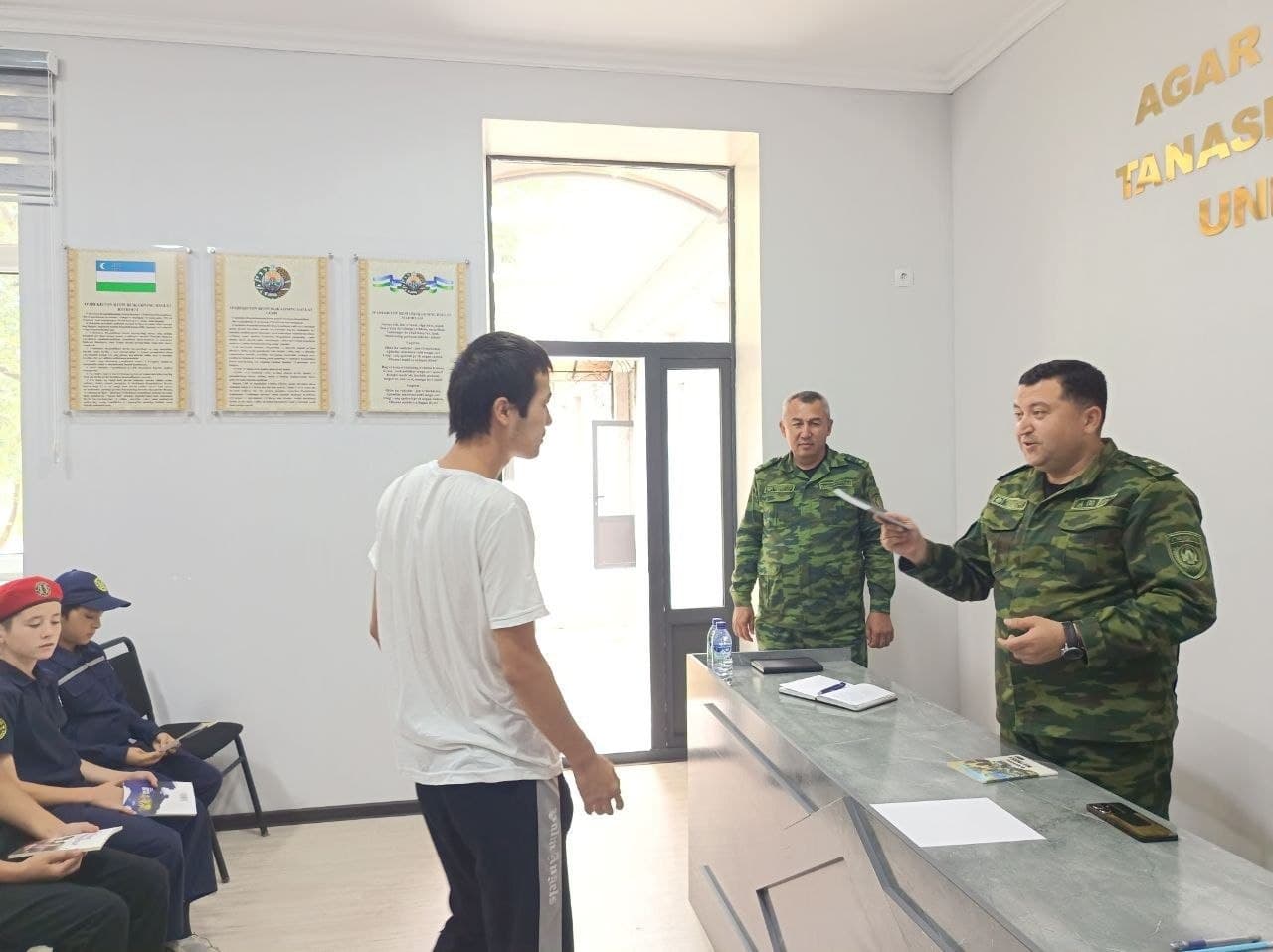Sirdaryo viloyati FVB boshligi X.Sadirov tomonidan Yangiyer shahrida otaliqga olingan yoshlar hamda "Jasorat maktabi" o‘quvchilari ishtirokida "Rahbar va yoshlar uchrashuvi" tashkil etildi.