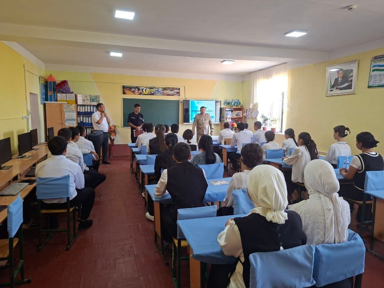 Sirdaryo viloyati Favqulodda vaziyatlar boshqarmasi boshlig‘i X.Sadirov hamda Oqoltin tumani 2-sonli umumiy o‘rta ta’lim maktabining o‘quvchi yoshlari ishtirokida uchrashuv tashkil etildi.
