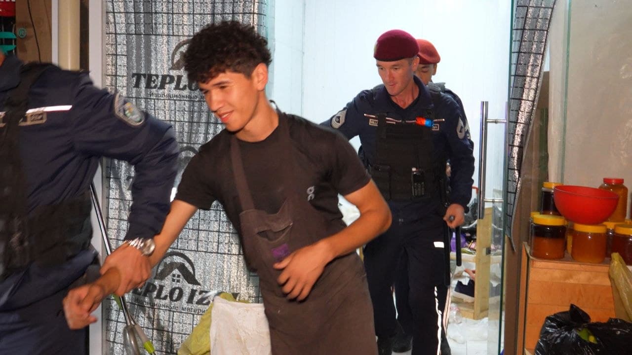 FVV departamenti boshlig‘ining o‘rinbosari, polkovnik Akmal O‘rinboyev rahbarligida "Guliston dehqon bozori" hududida maxsus-taktik oʻquv mashqi oʻtkazildi.