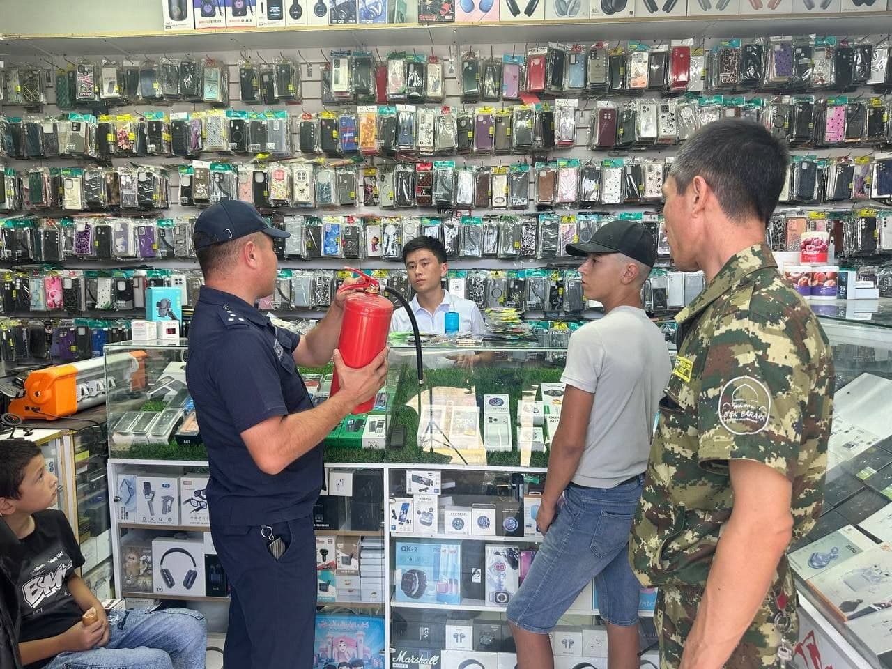 🔥 ZANGIOTA TUMANIDA BOZORLARDA YONG‘IN XAVFSIZLIGI BO‘YICHA PROFILAKTIK TADBIRLAR O‘TKAZILMOQDA