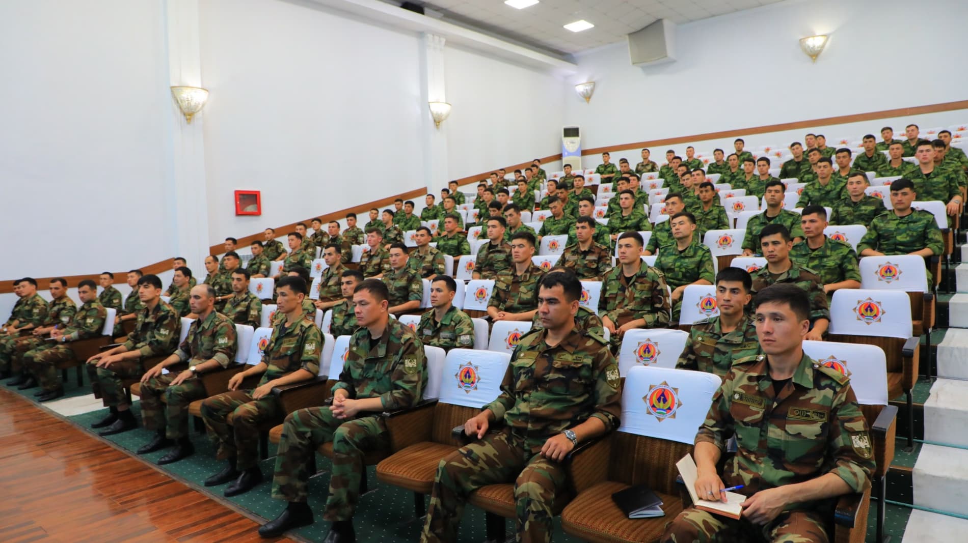 AKADEMIYADA DAVRA SUHBATI O‘TKAZILDI
