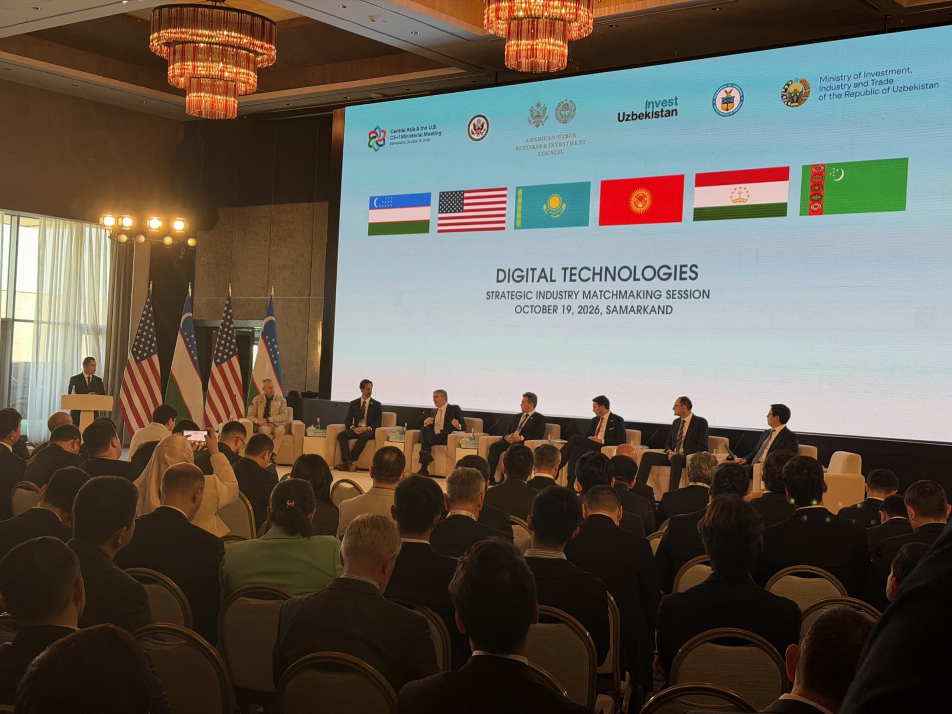 Raqamli texnologiyalar bo'yicha sessiya bo'lib o'tdi.