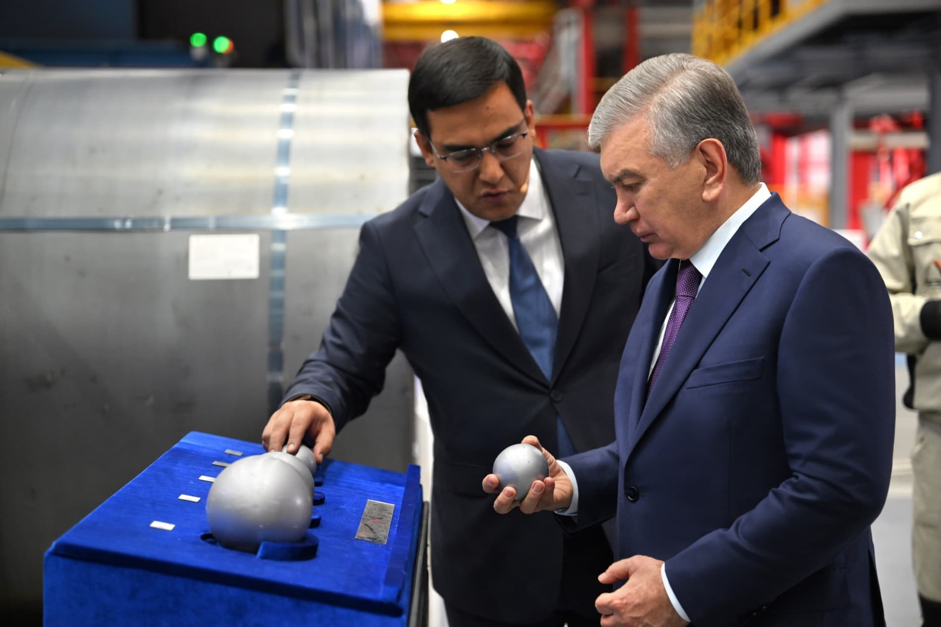 Davlatimiz rahbari metall listlar ishlab chiqarish jarayoni bilan tanishdi
