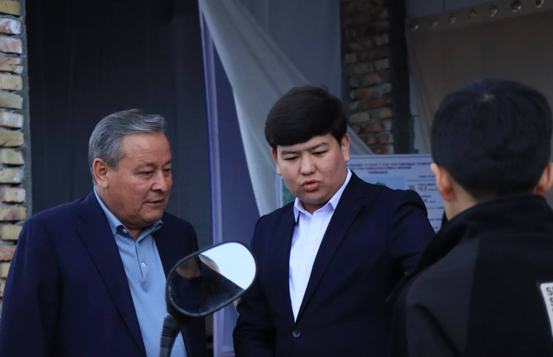 Viloyat hokimi yosh tadbirkorlar bilan uchrashdi