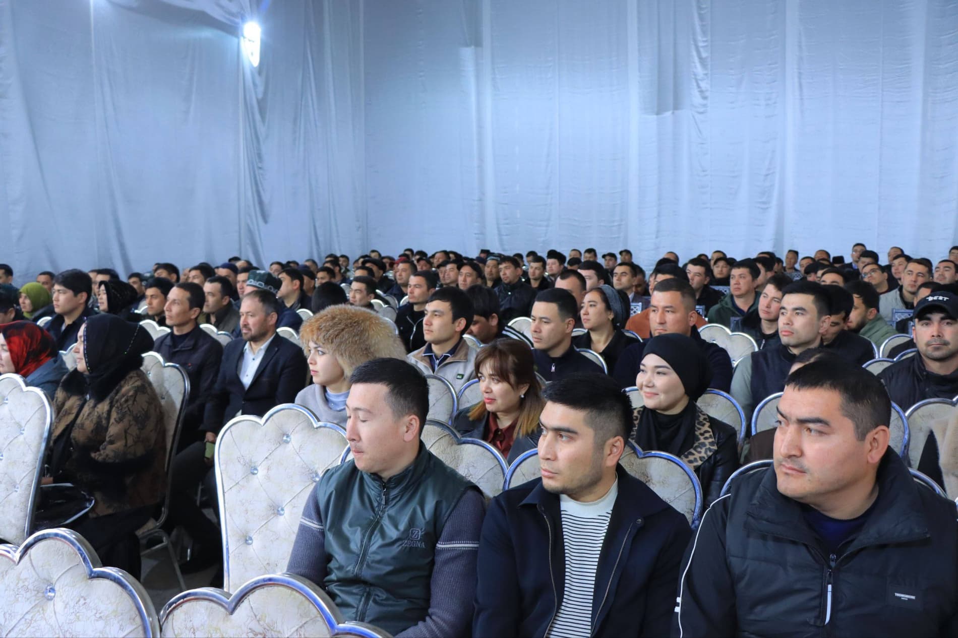 Viloyat hokimi yosh tadbirkorlar bilan uchrashdi