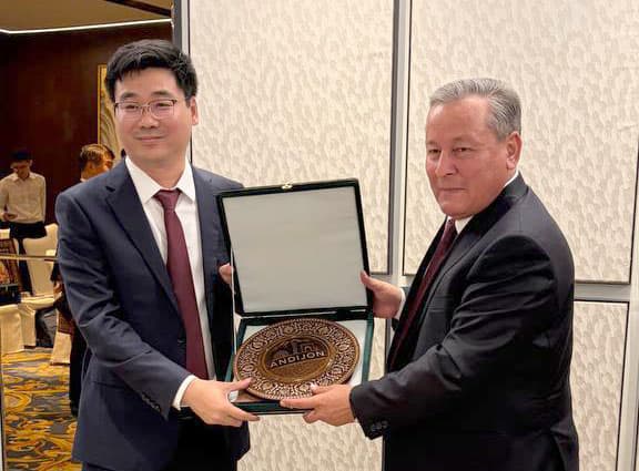 Viloyat hokimi Shuhratbek Abdurahmonov Xaynan provinsiyasi gubernatori Lyu Syaomin hamda boshqa rasmiy shaxslar, shuningdek, ishbilarmon doira vakillari bilan uchrashuv o‘tkazdi