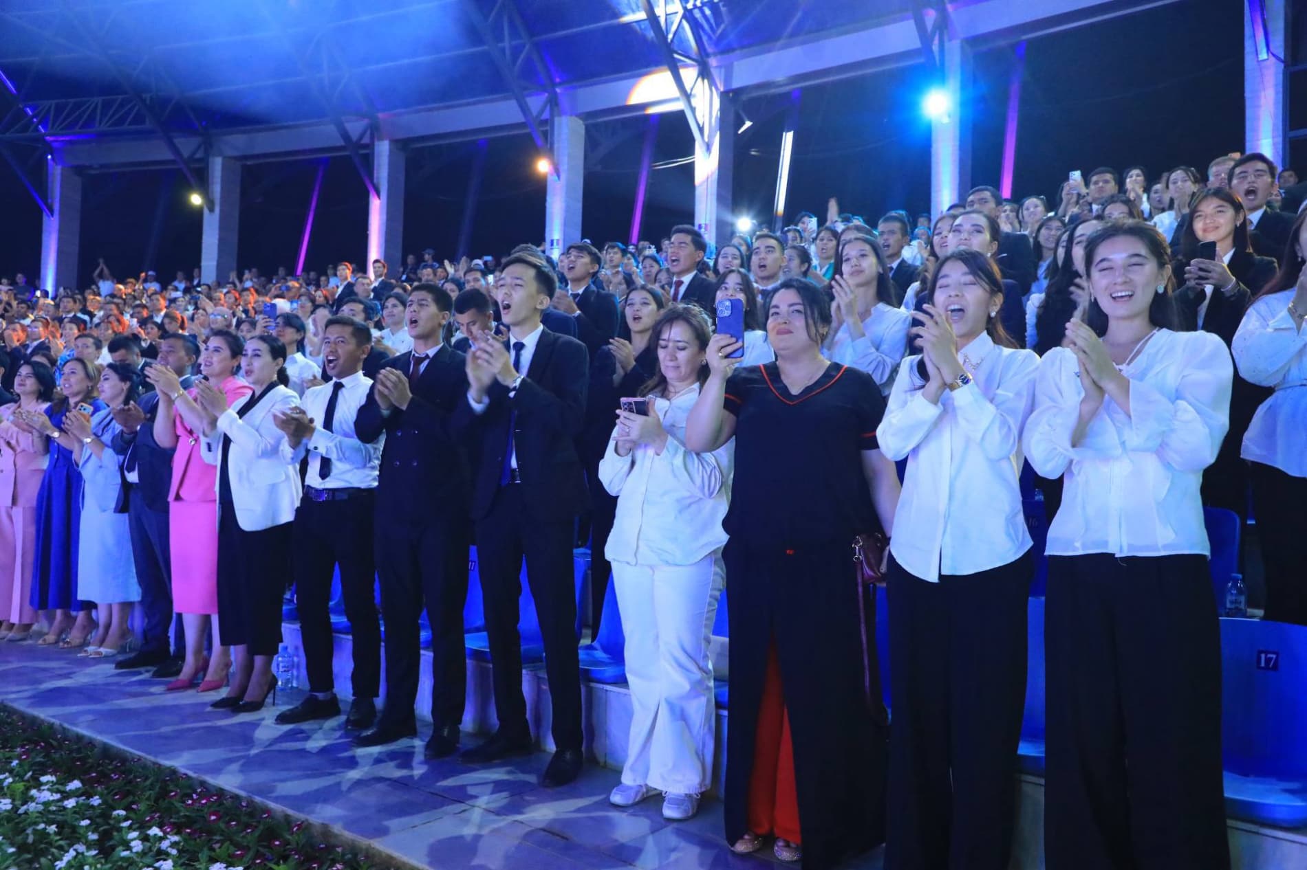 «Andijon polkasi» jahon rekordi: Ginnes vakili viloyat hokimi Shuhratbek Abdurahmonovga rasmiy sertifikatni topshirdi