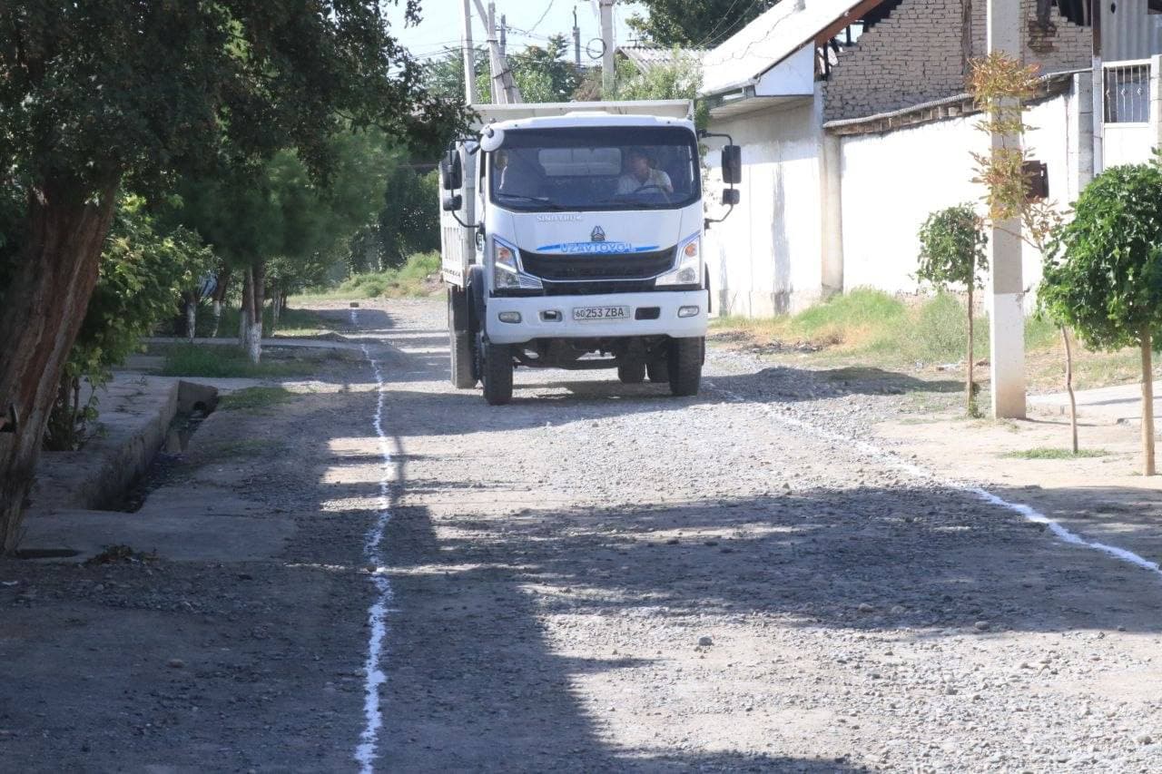 "Fayzobod" mahallasida ichki yo‘llar bosqichma-bosqich ta’mirlanmoqda