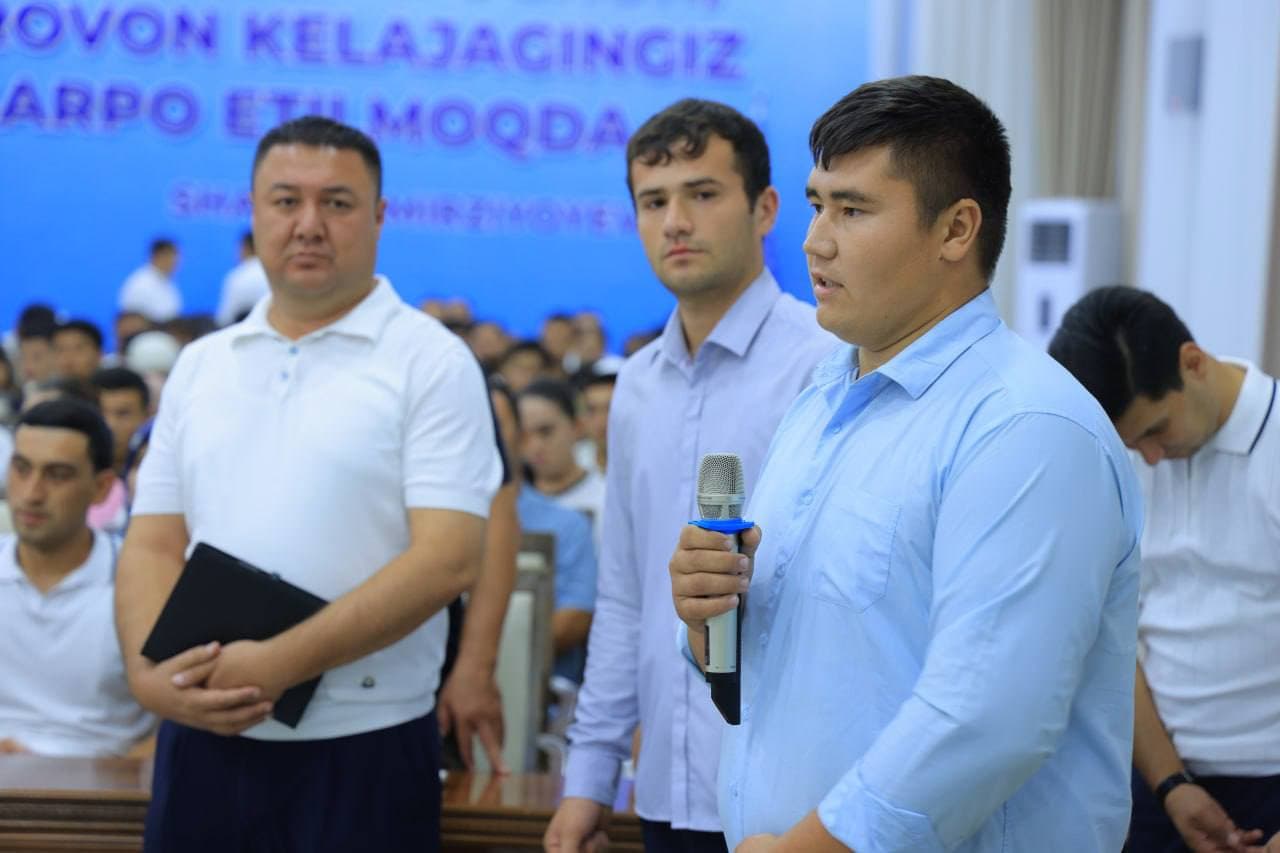 Viloyat hokimi bitiruvchi yoshlar bilan ochiq muloqot o‘tkazdi