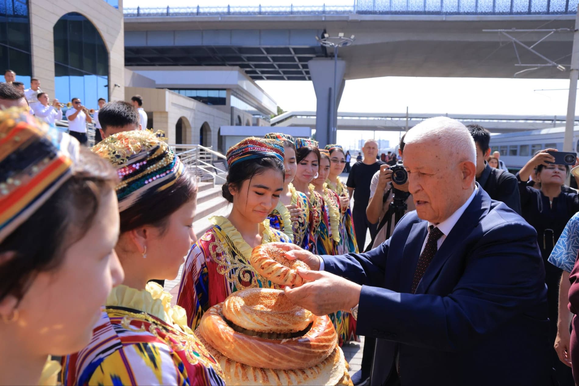 Andijonda turkiy dunyo ijodkorlari jam bo‘ldi: xalqaro adabiy va ijodiy uchrashuv boshlandi