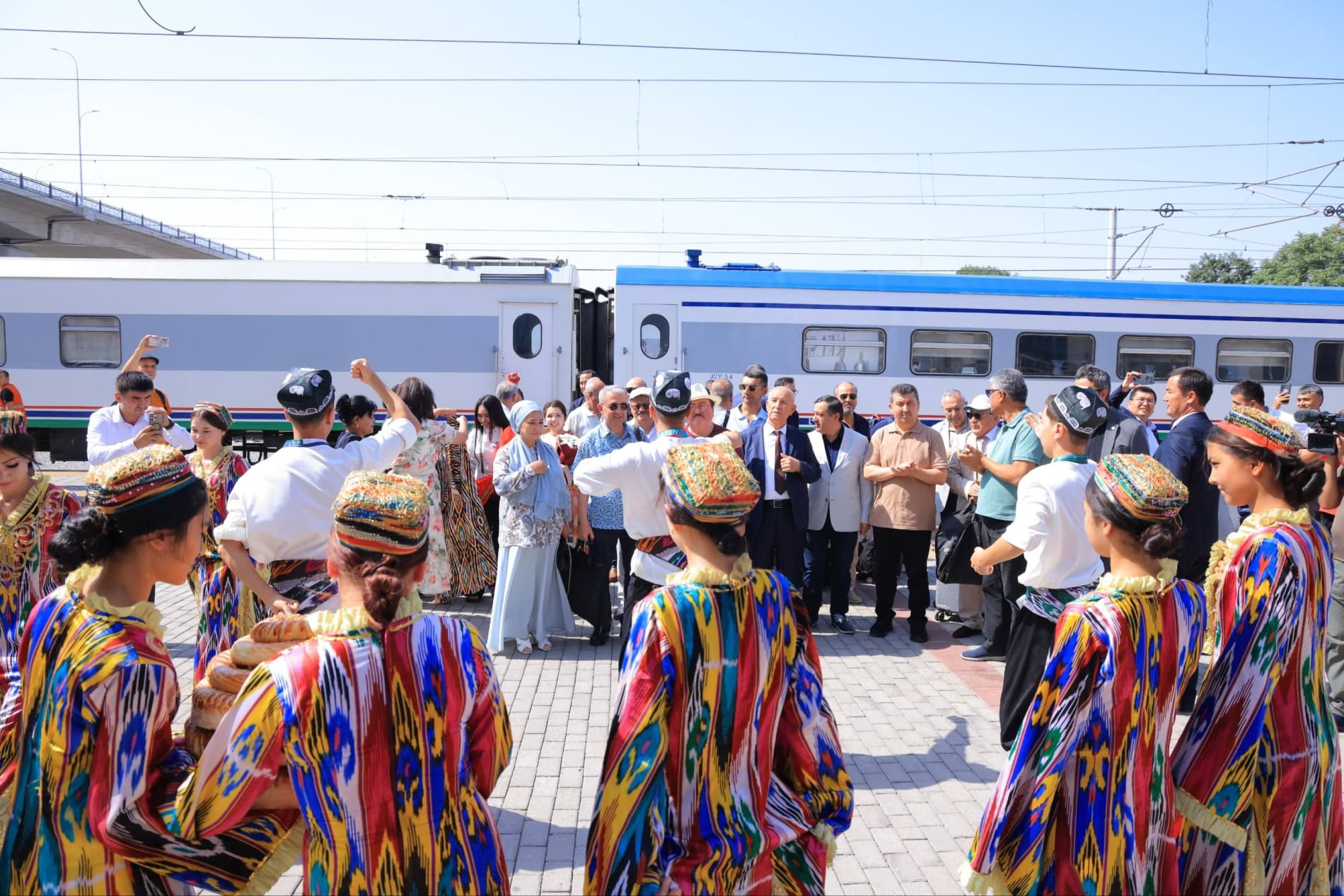 Andijonda turkiy dunyo ijodkorlari jam bo‘ldi: xalqaro adabiy va ijodiy uchrashuv boshlandi