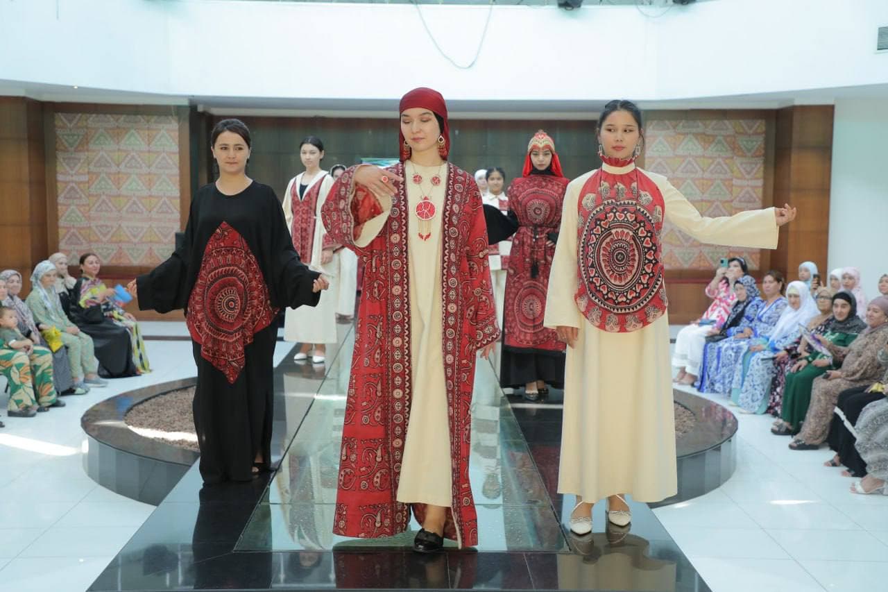 Bugun Olmazor tumanida “Liboslarda qadriyatlar aksi” mavzuida ma’rifiy tadbir bo‘lib o‘tdi.