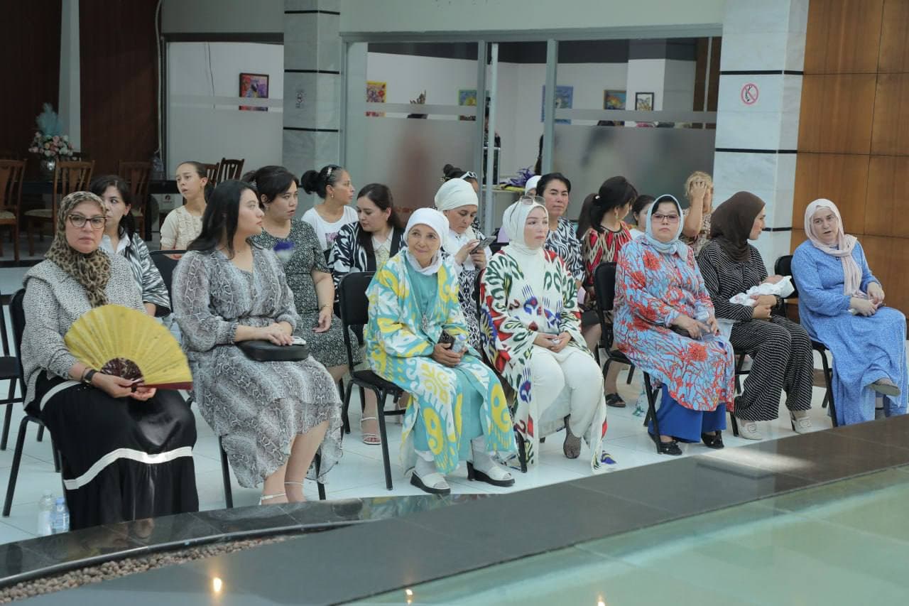 Bugun Olmazor tumanida “Liboslarda qadriyatlar aksi” mavzuida ma’rifiy tadbir bo‘lib o‘tdi.