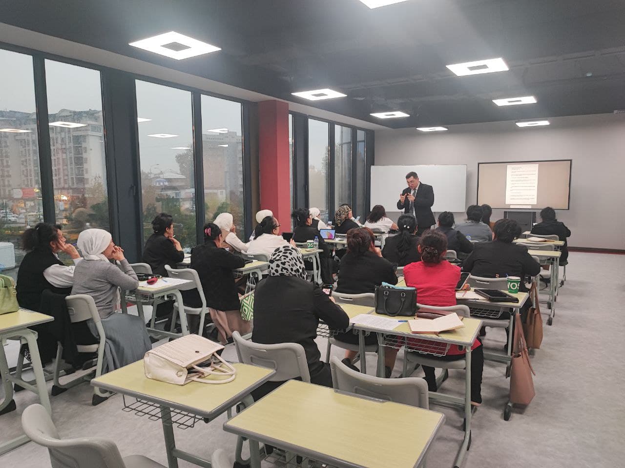Toshkent shahridagi “Sarbon universiteti”da mahalladagi xotin-qizlar faollari uchun Oila va gender ilmiy-tadqiqot instituti tomonidan tasdiqlangan dasturga asosan malaka oshirish o‘quv-mashg‘ulotlari o‘tkazilmoqda