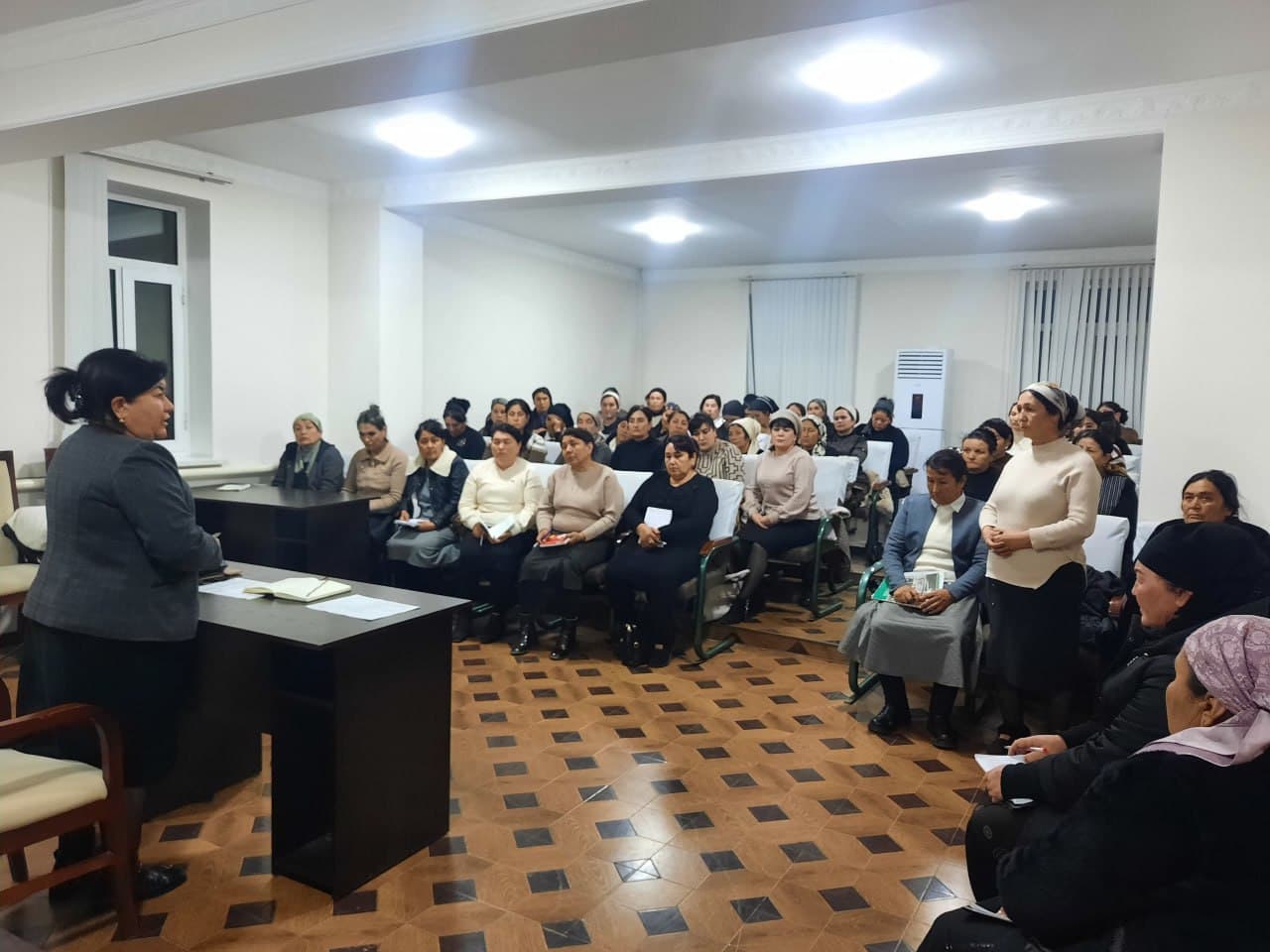 Оила ва хотин-қизлар қўмитасида Коррупцияга қарши курашиш ва уларнинг олдини олиш борасида амалга оширилаётган ишлар жараёнидан қисқа лавҳалар