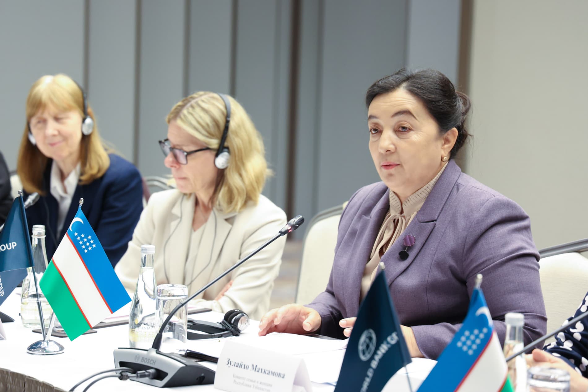 “Qishloq ayollarining iqtisodiy imkoniyatlarini kengaytirish” mavzusida bo‘lib o‘tgan xalqaro konferensiyada Bosh vazir o‘rinbosari – Oila va xotin-qizlar qo‘mitasi raisi Zulayho Mahkamova maʼruza qildi.