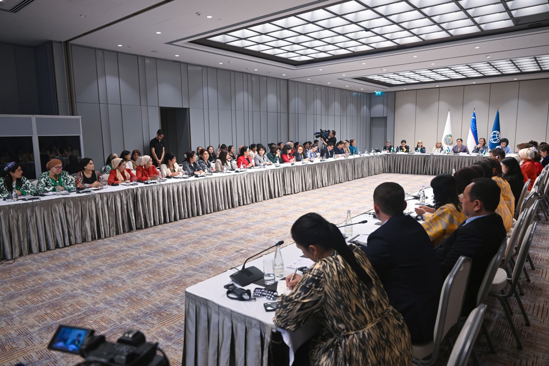 “Qishloq ayollarining iqtisodiy imkoniyatlarini kengaytirish” mavzusida bo‘lib o‘tgan xalqaro konferensiyada Bosh vazir o‘rinbosari – Oila va xotin-qizlar qo‘mitasi raisi Zulayho Mahkamova maʼruza qildi.