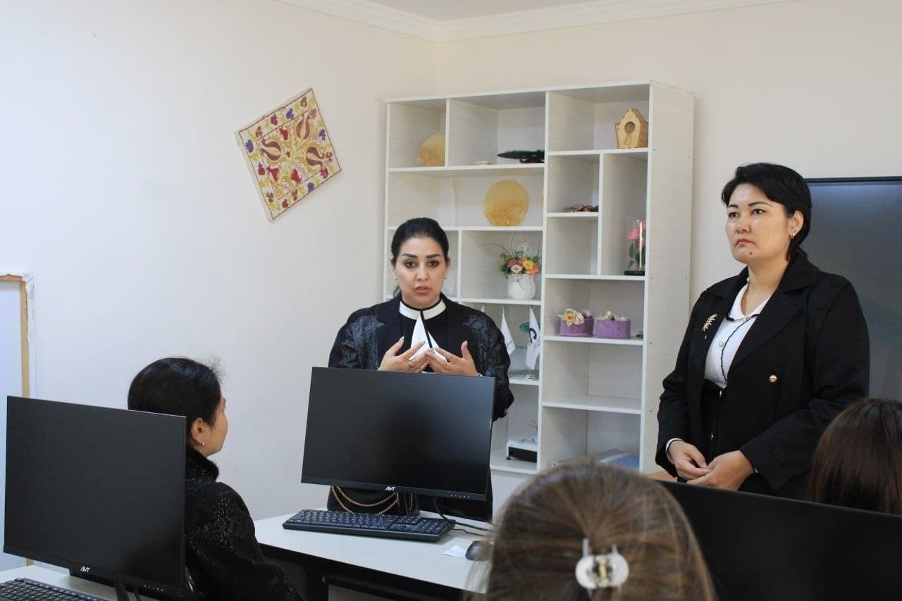 Bir guruh xotin-qizlar AT va dasturlash yo'nalishida o'qib, maxsus sertifikatga ega bo'ldi