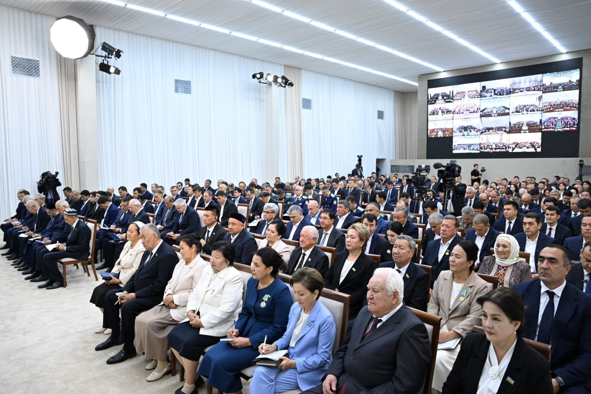Nukus shahrida Prezident Shavkat Mirziyoyev raisligida Qoraqalpog‘istonni ijtimoiy-iqtisodiy rivojlantirish masalalariga bag‘ishlangan yig‘ilish bo‘lib o‘tmoqda.