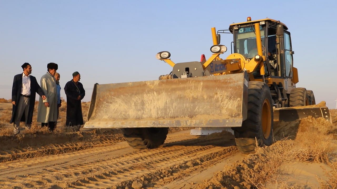 Shofirkon: "Hazor nur" ziyoratgohiga eltuvchi yoʻl obod qilinmoqda