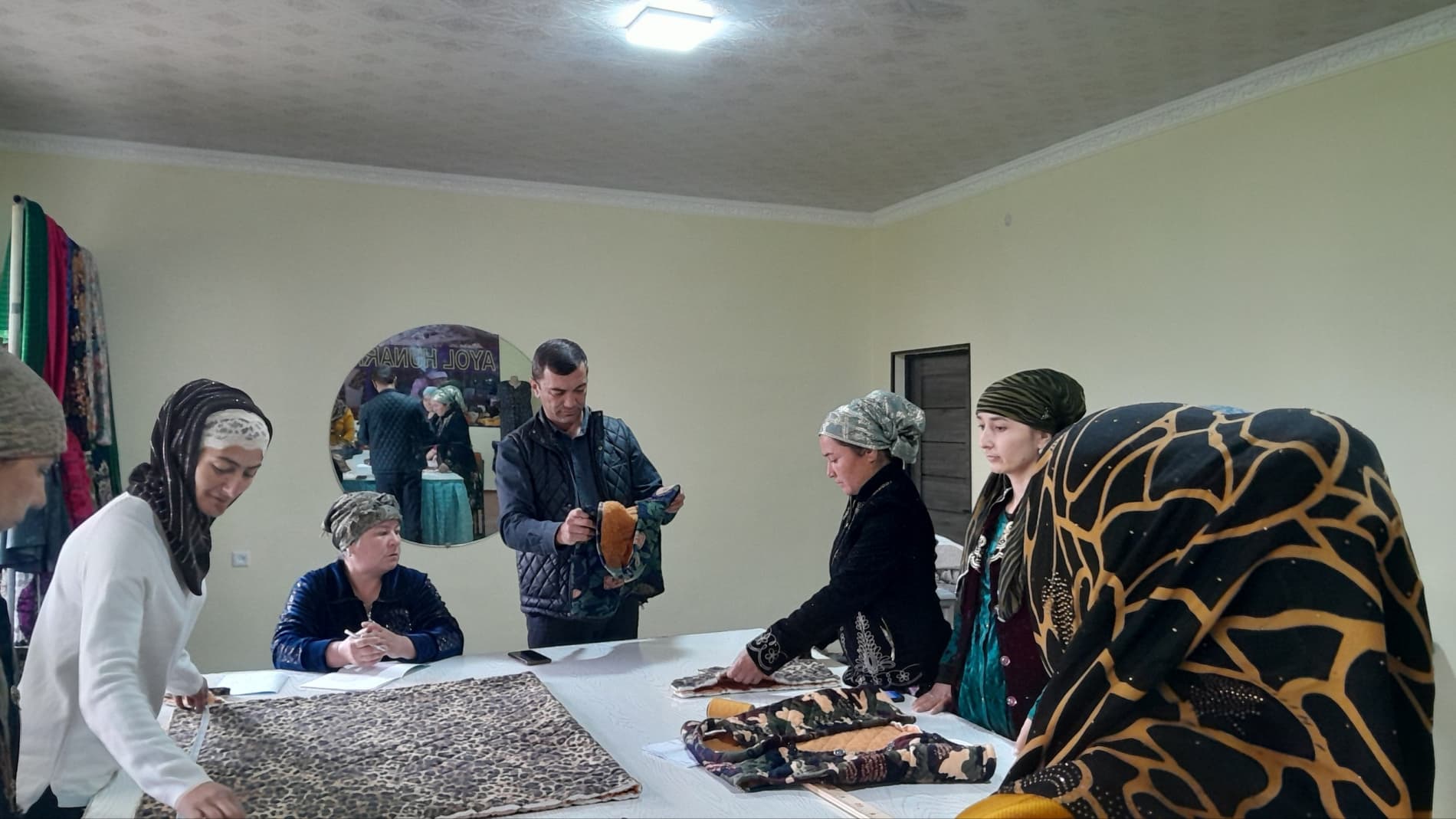 Жондор: ҳоким ёрдамчиси грант соҳиби сифатида тикув цехини очди