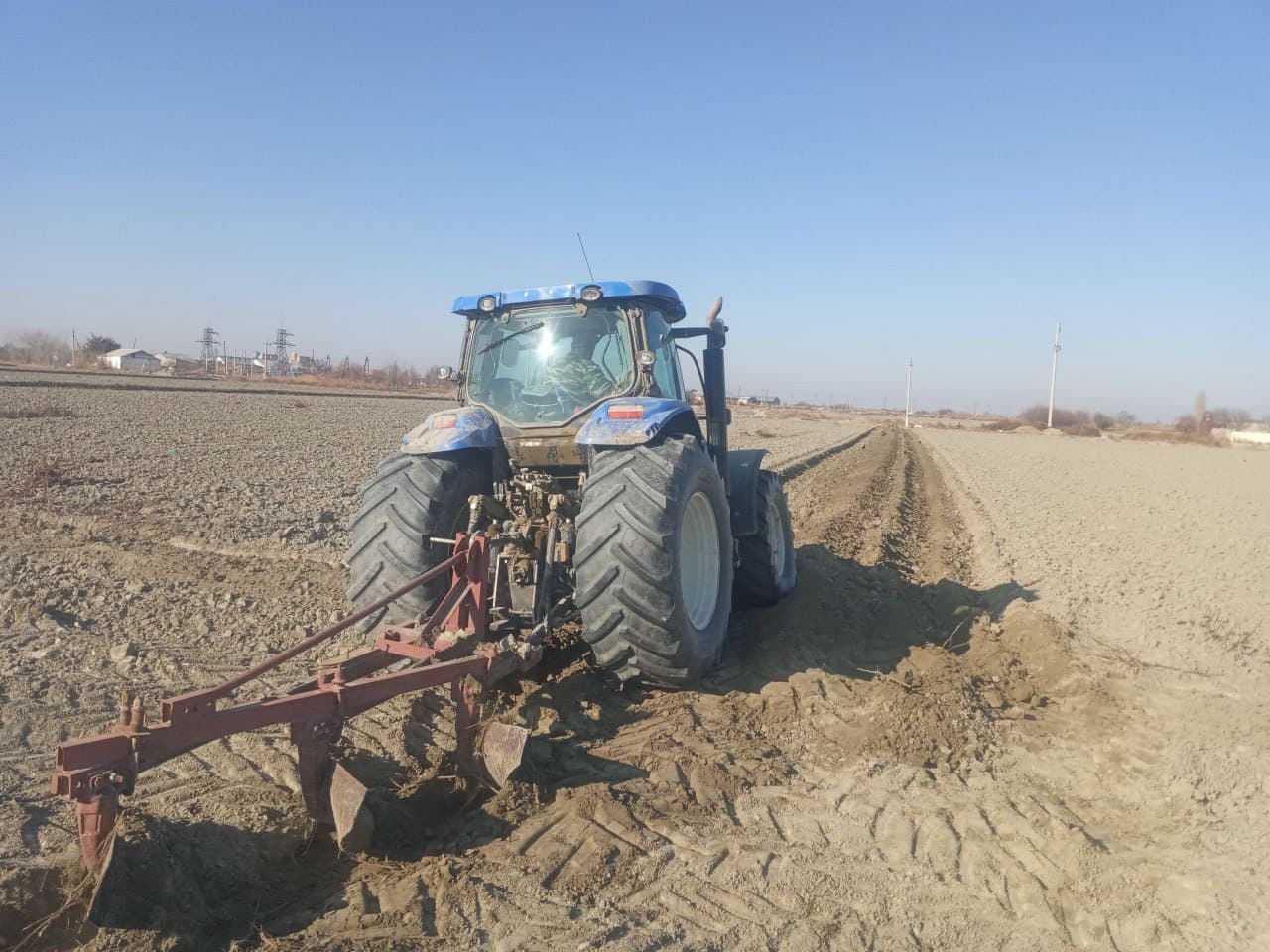 Вобкент: келгуси ҳосил учун экин ерларини шудгорлаш тадбири давом этмоқда