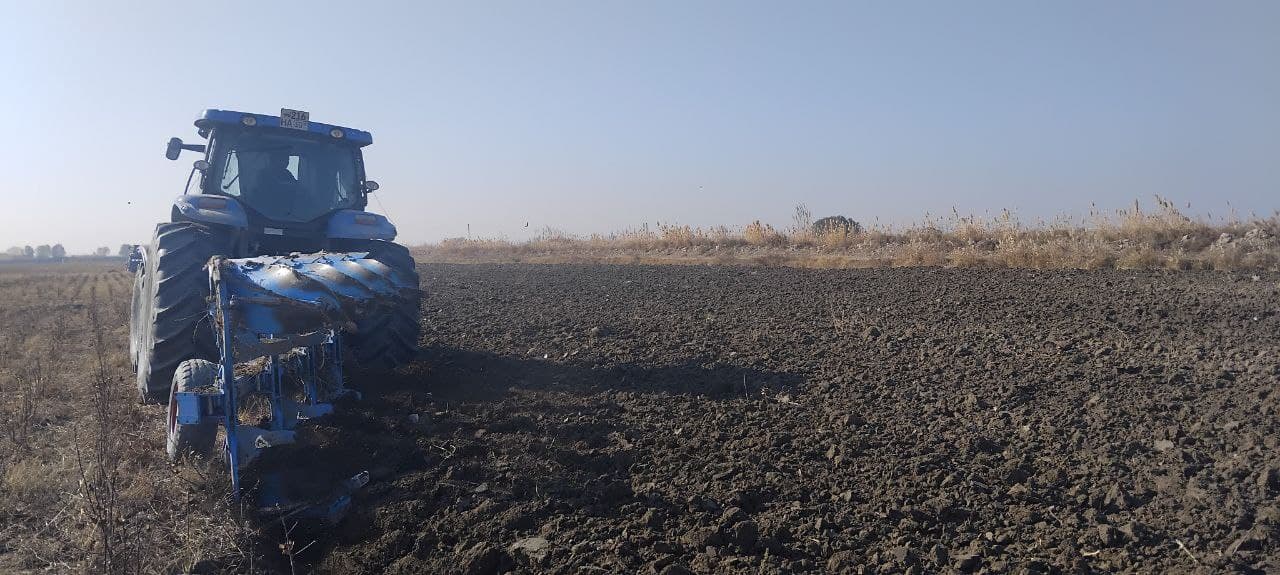 Вобкент: келгуси ҳосил учун экин ерларини шудгорлаш тадбири давом этмоқда
