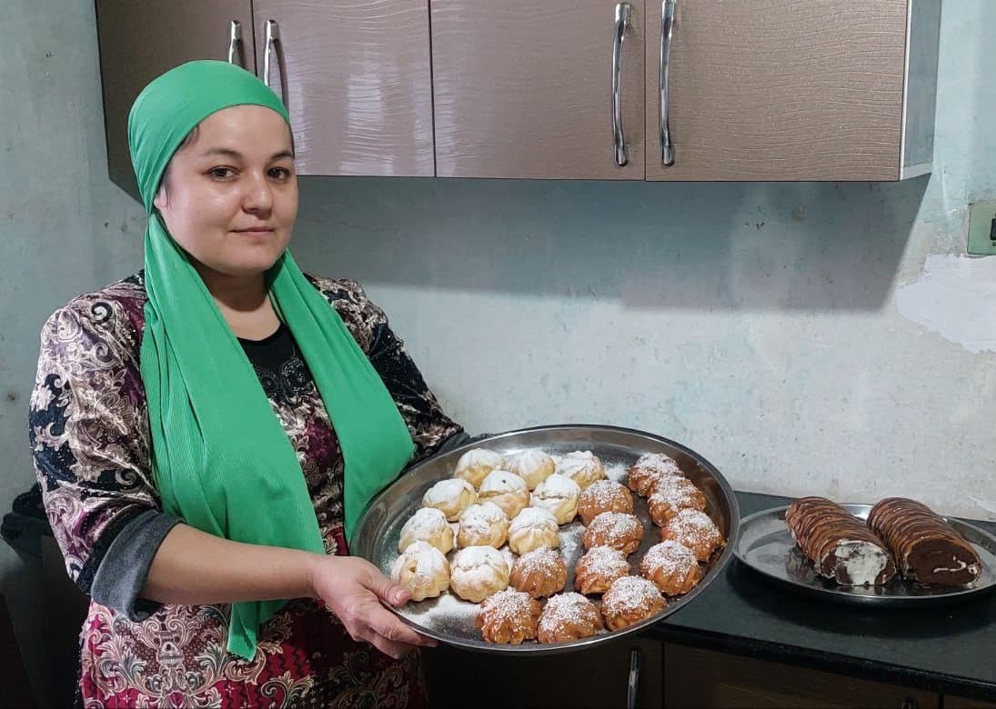 Buxoro shahri: “Havzi nav” mahallasida Gulrux Komilova ham shirinliklar tayyorlamoqda