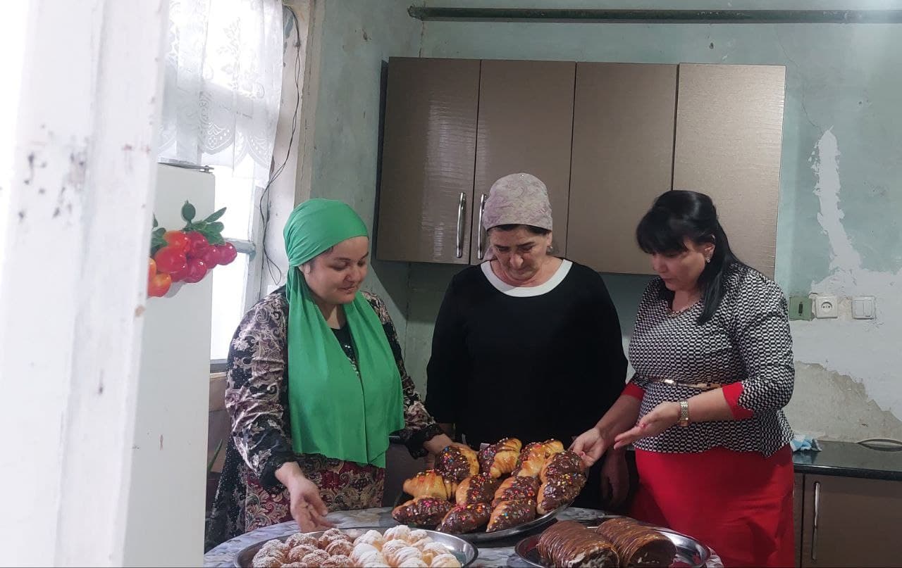 Buxoro shahri: “Havzi nav” mahallasida Gulrux Komilova ham shirinliklar tayyorlamoqda