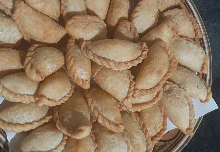 Buxoro shahri: “Havzi nav” mahallasida Gulrux Komilova ham shirinliklar tayyorlamoqda