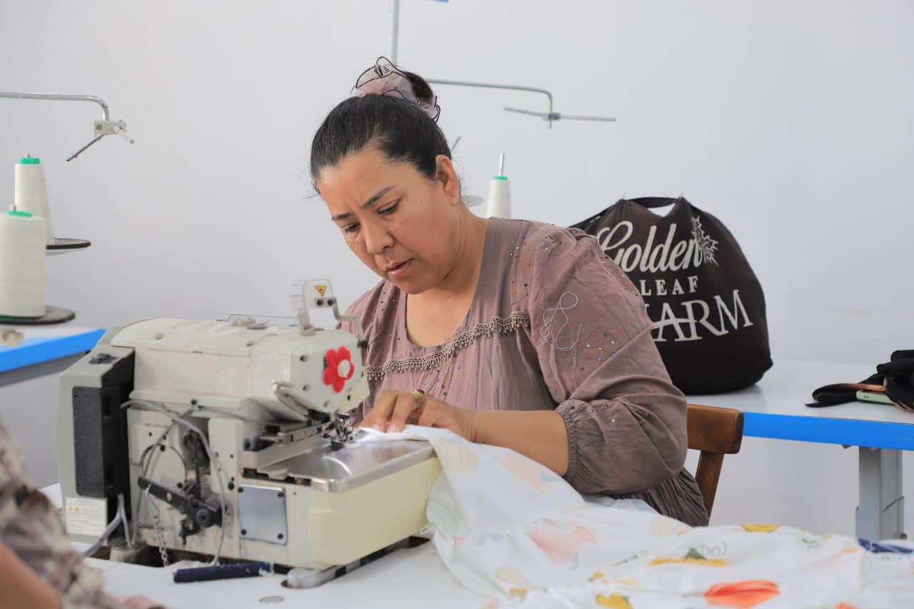 Қоракўл: қозонлик чевар Дилноза Жўраева 15 нафар хотин-қиз бандлигини таъминламоқда