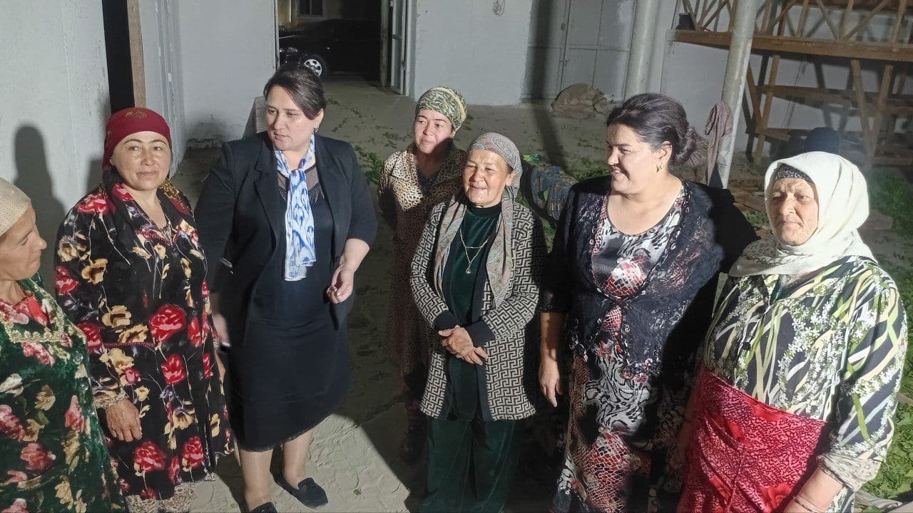 Viloyat hokimining oʻrinbosari pillakorlar bilan muloqotda boʻldi