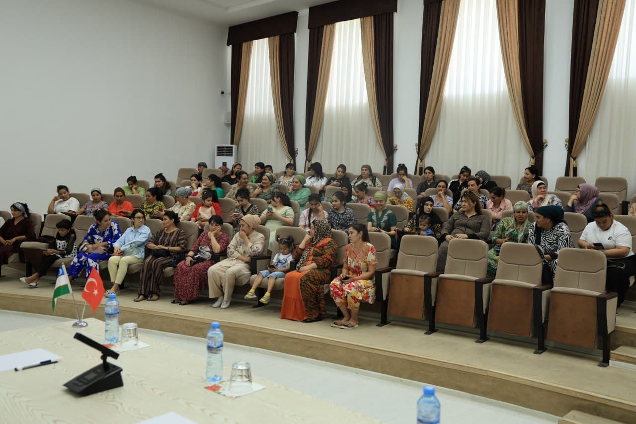 Turkiyaning "Canlıoğlu Tekstil Sanayi” va “Dış Ticaret LTD Şirketi" korxonasi vakillari Buxoroda