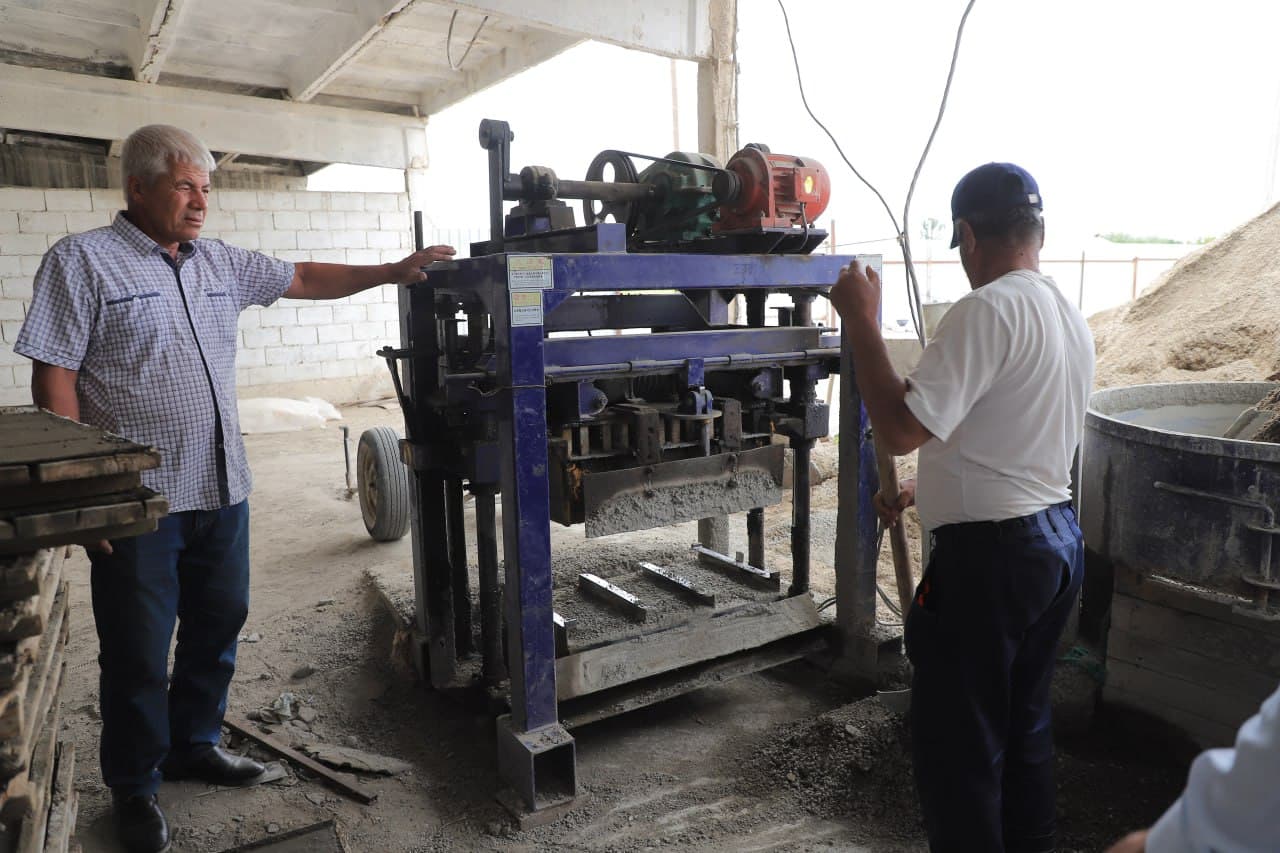 Қоракўл: Фахриддин Сатторов шлакоблок цехини очиб, 4 кишини ишли қилмоқда