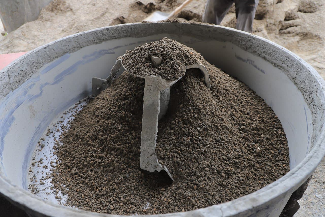 Қоракўл: Фахриддин Сатторов шлакоблок цехини очиб, 4 кишини ишли қилмоқда