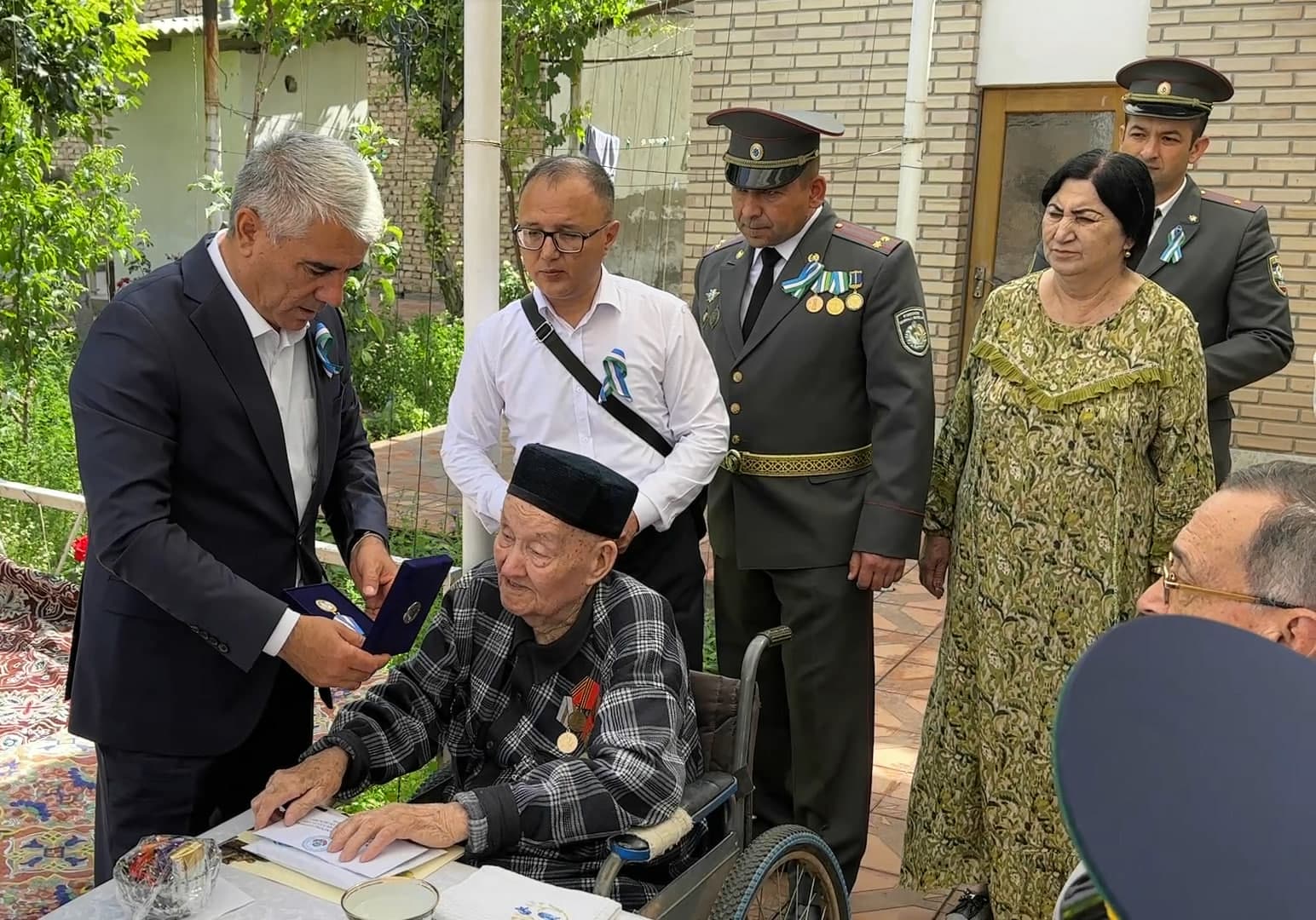 Botir Zaripov buxorolik urush qatnashchilariga Prezident tabrigini yetkazdi