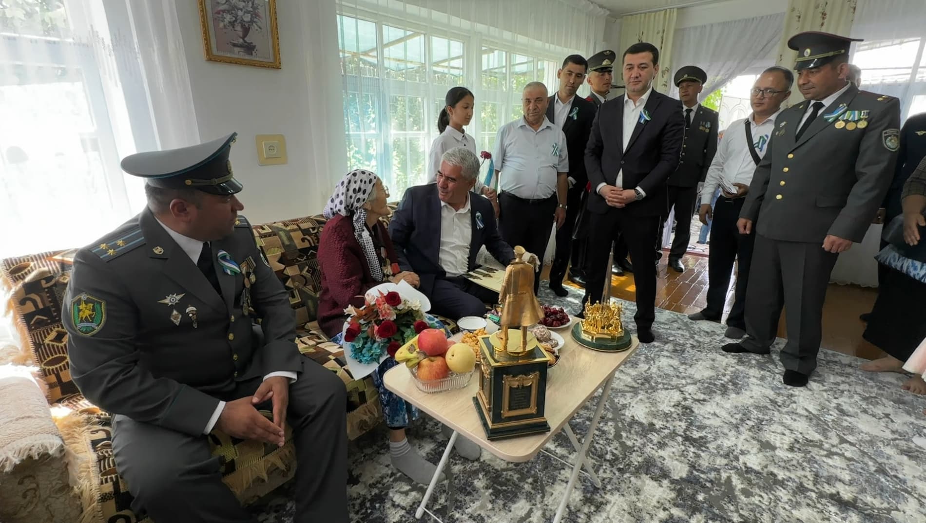 Botir Zaripov buxorolik urush qatnashchilariga Prezident tabrigini yetkazdi