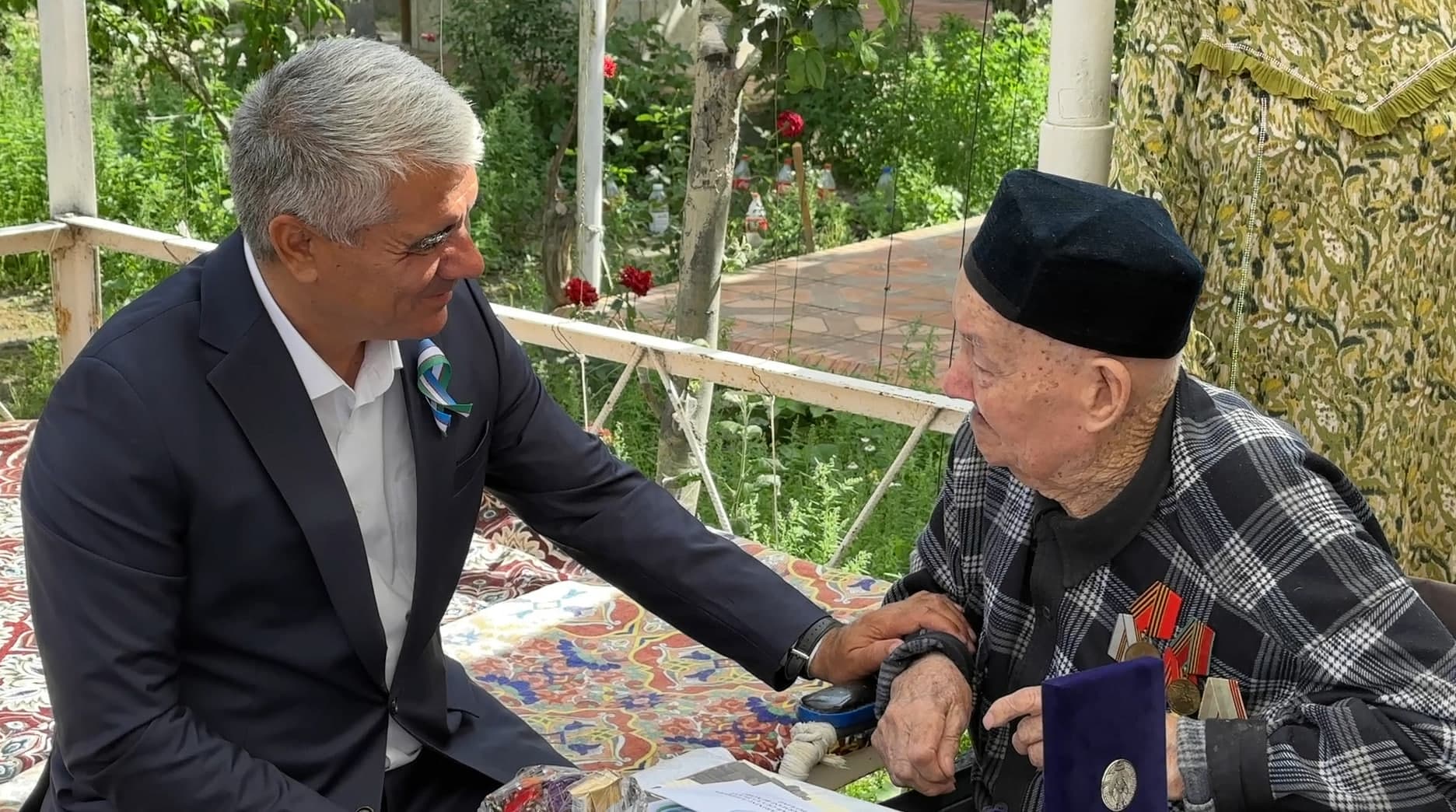 Botir Zaripov buxorolik urush qatnashchilariga Prezident tabrigini yetkazdi