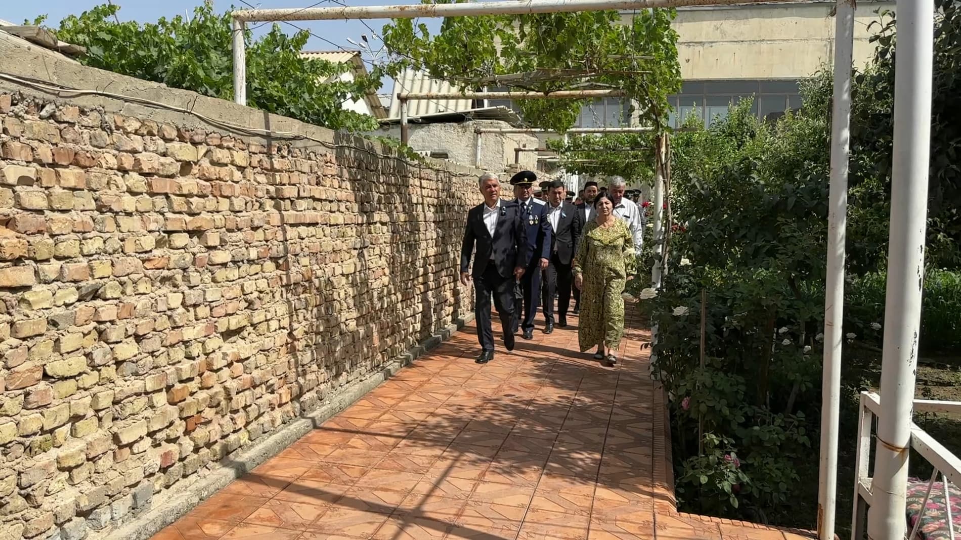 Botir Zaripov buxorolik urush qatnashchilariga Prezident tabrigini yetkazdi