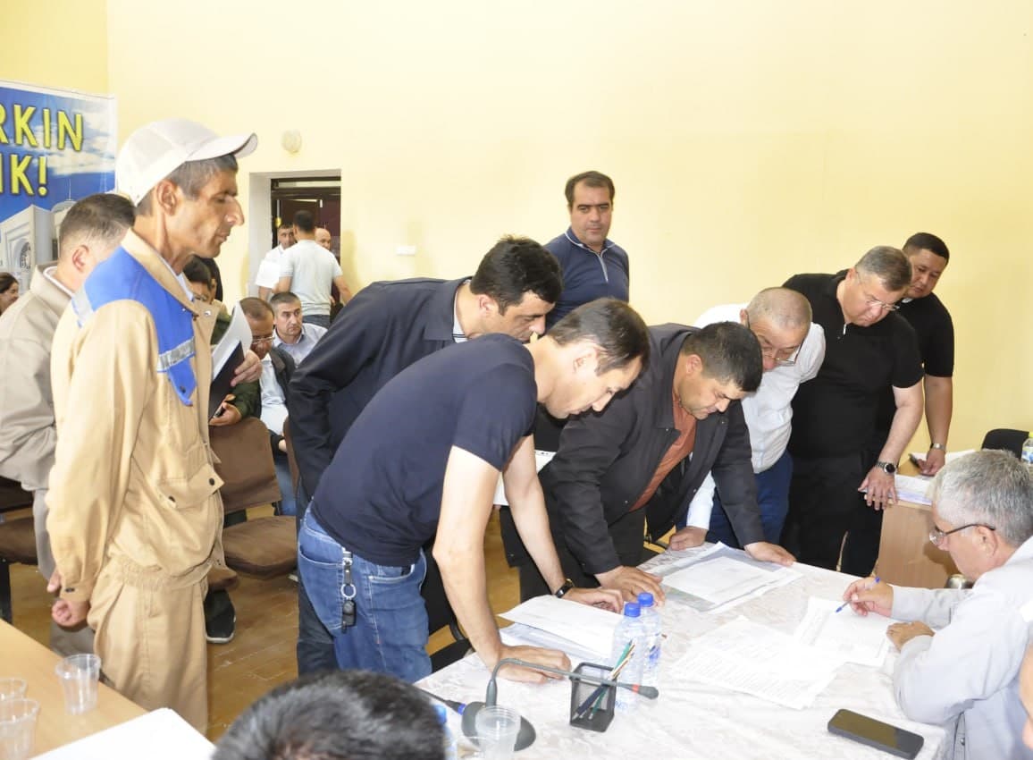 Botir Zaripov Gazlida aholi va tadbirkorlarning murojaatlarini oʻrgandi