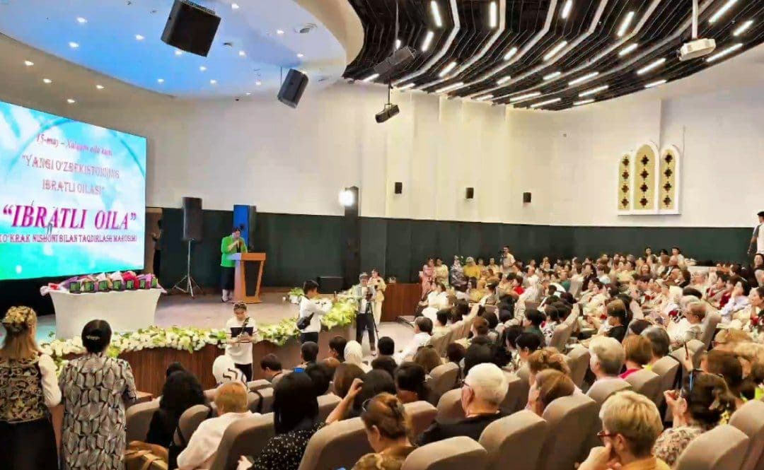 “Farovon oila sari” oyligida viloyatimiz shahar va tumanlaridan 13 ta ibratli oila eʼtirof qilindi