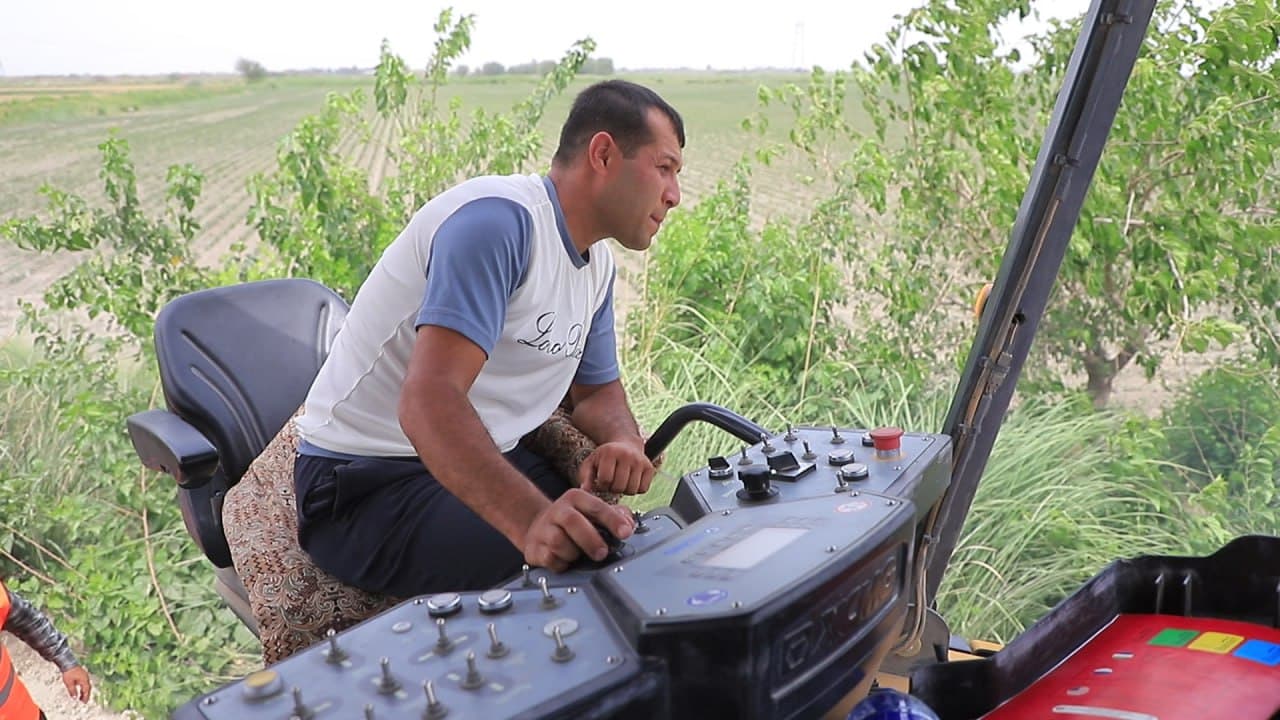 Qorakoʻl: Samarqand—Buxoro—Turkmanboshi" avtomobil yoʻlida asfaltlashtirish ishlari bormoqda