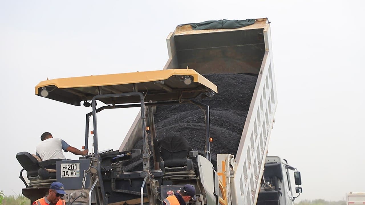 Qorakoʻl: Samarqand—Buxoro—Turkmanboshi" avtomobil yoʻlida asfaltlashtirish ishlari bormoqda