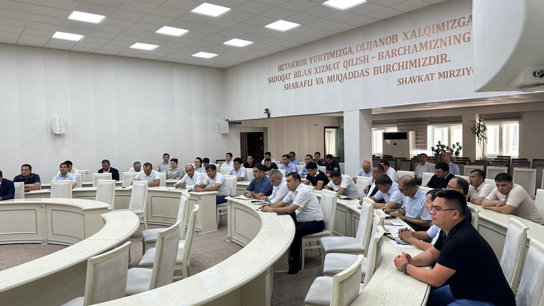 Dolzarb mavzudagi muloqot diniy radikalizm, korrupsiya va manfaatlar toʻqnashuviga bagʻishlandi