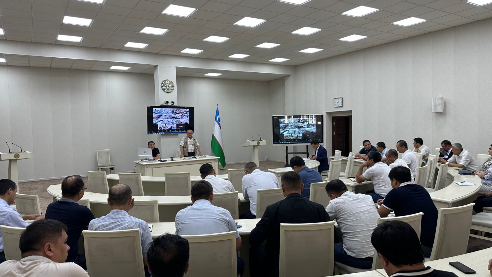 Dolzarb mavzudagi muloqot diniy radikalizm, korrupsiya va manfaatlar toʻqnashuviga bagʻishlandi