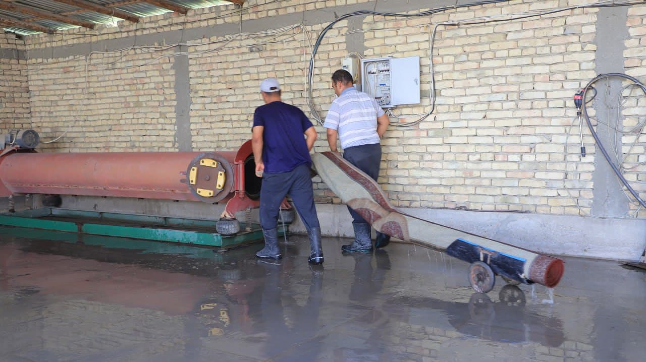 Qorakoʻl: Bekmurod Karimov bank kredit sarmoyasiga gilam yuvish liniyasini ishga tushirdi