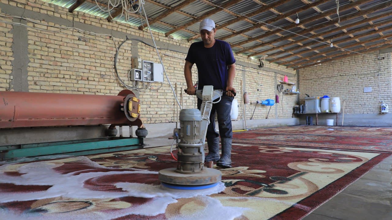 Qorakoʻl: Bekmurod Karimov bank kredit sarmoyasiga gilam yuvish liniyasini ishga tushirdi