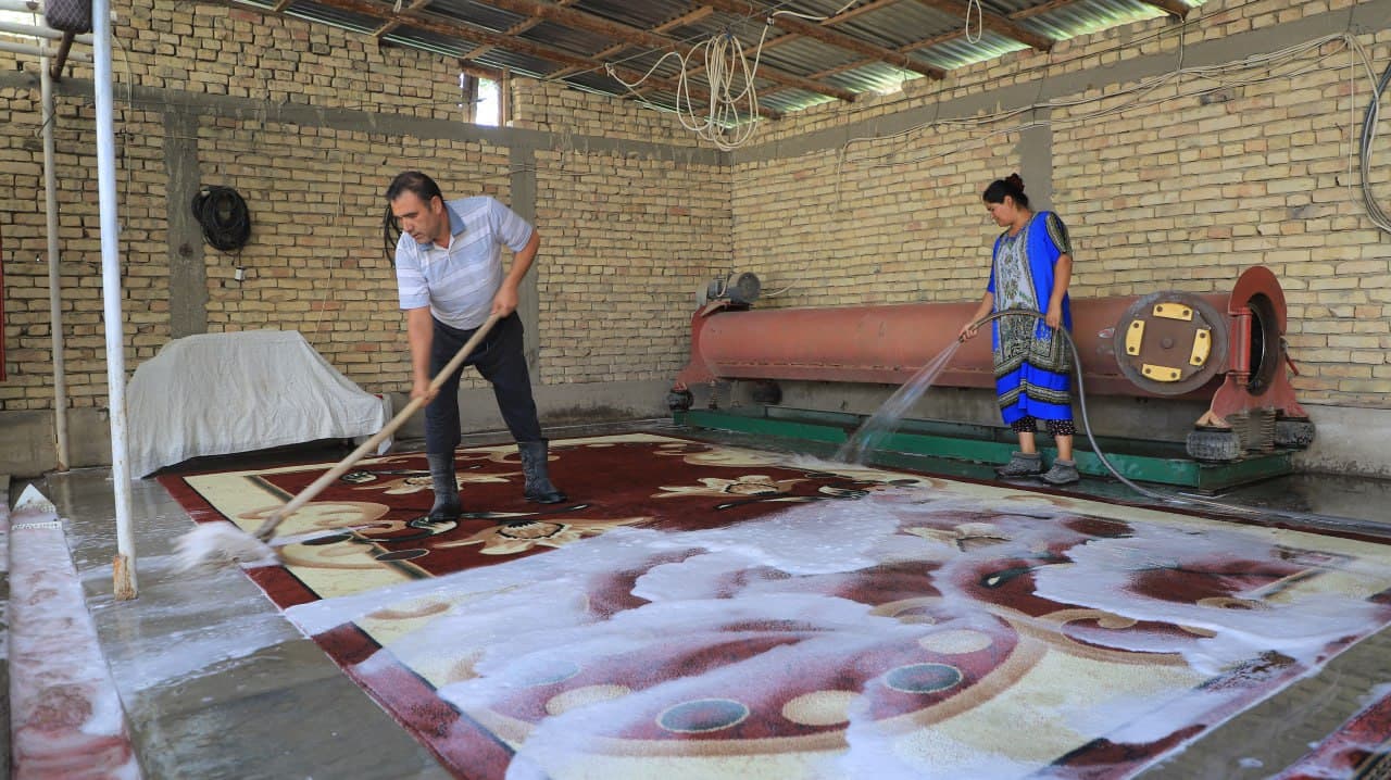 Qorakoʻl: Bekmurod Karimov bank kredit sarmoyasiga gilam yuvish liniyasini ishga tushirdi