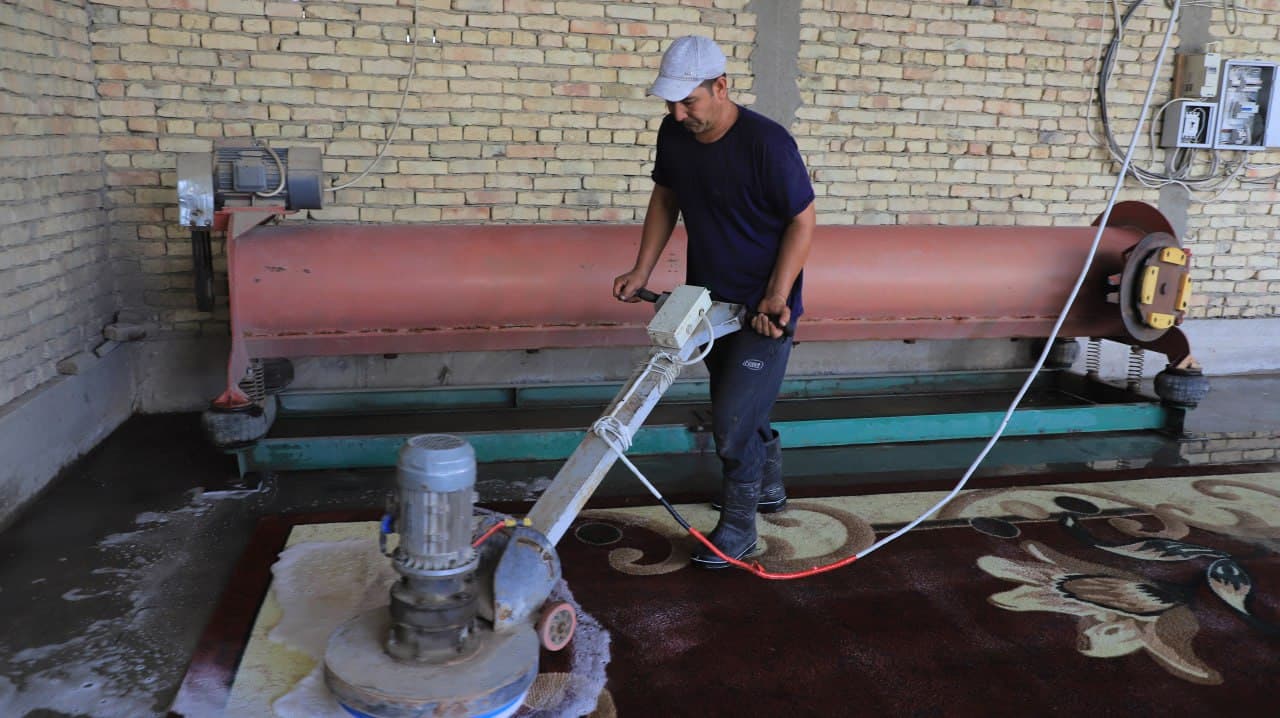 Qorakoʻl: Bekmurod Karimov bank kredit sarmoyasiga gilam yuvish liniyasini ishga tushirdi