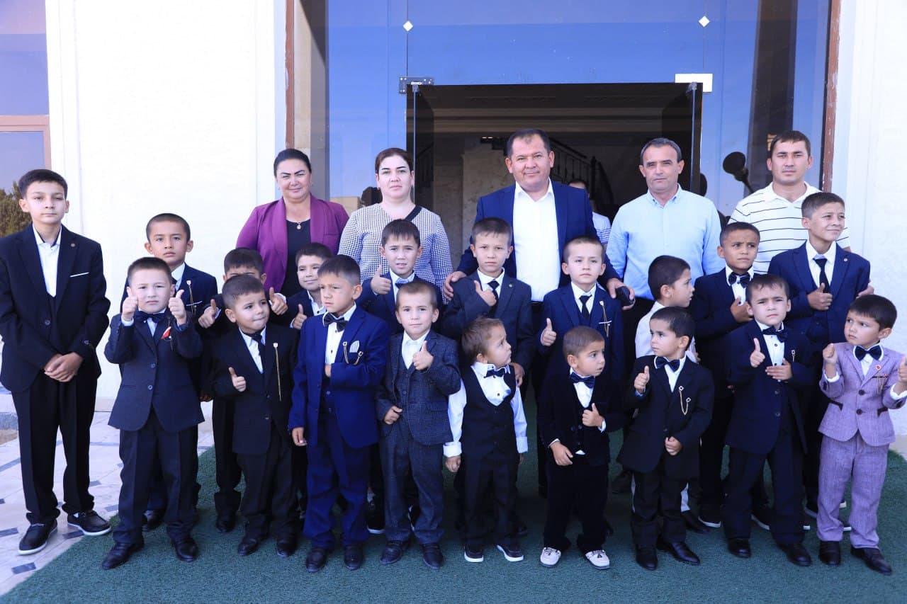 Istiqlol shukuhi: Peshku tumanida 20 nafar bolajonning sunnat to‘yi o‘tkazildi